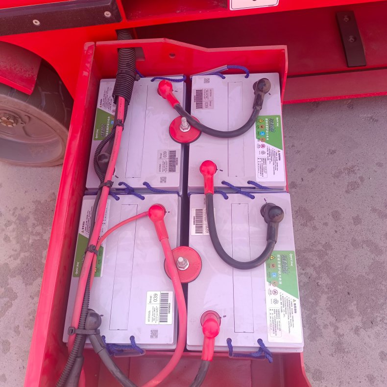 Selvk�rende sakselift 8m R�d L�ftekapacitet: 320 kg