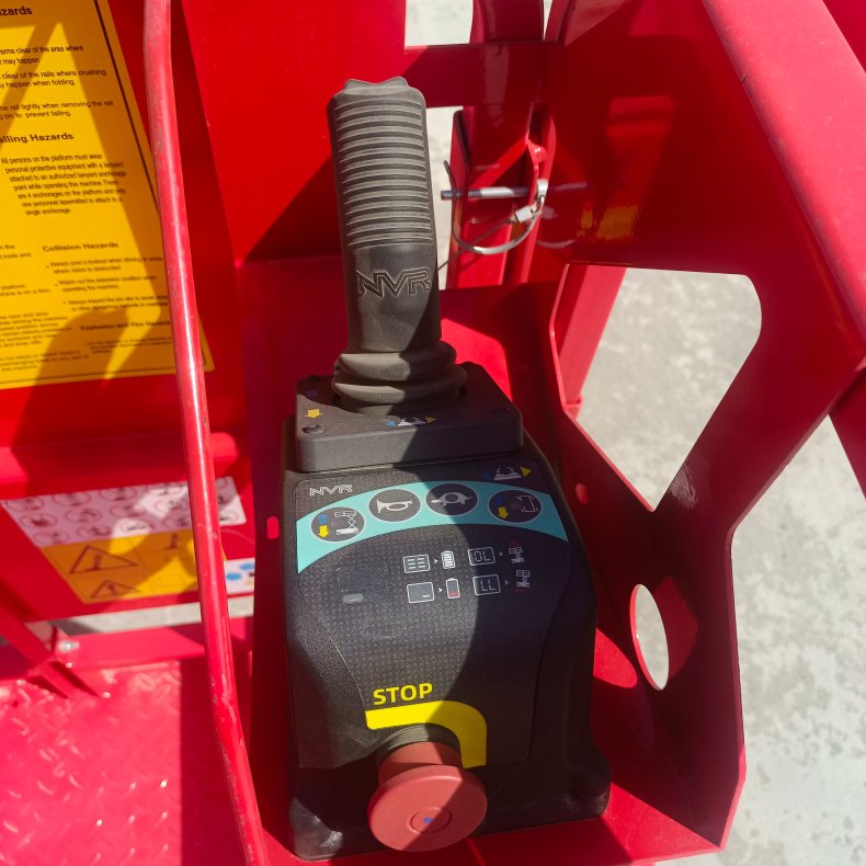 Selvk�rende sakselift 8m R�d L�ftekapacitet: 320 kg